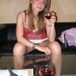 Jolie femme veut pomper de longs sexes sur Venon